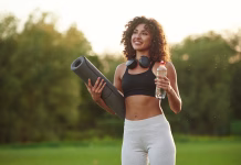 Zdravo zate, slabo za okolje? Resnica o fitnesih Hydration conception, holding bottle of water. Young fitness woman is on the field outdoors.