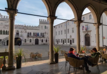 Kavarne za študente primorske univerze, ki so učenju prijazne za izpitno obdobje Koper, Slovenia - 15.04.2022: Idyllic Cafe and Facade of the Loza palace in the old town of Koper in Slovenia, Piazza Tito, Tito square