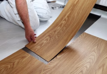 Tega o PVC niste vedeli, pa bi morali Man laying professional PVC-floor, close up