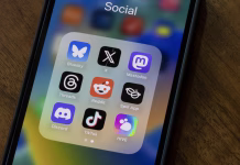 3 aplikacije z varnostnimi tveganji, ki jih uporabljate vsak dan Portland, OR, USA - Apr 1, 2025: Assorted social networking apps, including Bluesky, X, Mastodon, Threads, Reddit, Spill, Discord, TikTok, and HIVE, are seen on the screen of an iPhone.