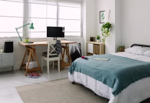 Iz študentskega doma v privat najem: na kaj biti pozoren? Teenager bedchamber. Bright cozy adolescent bedroom with bed and desk workplace