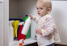 Nevarna kemikalija, ki je še vedno stalnica v gospodinjstvih: tako lahko zmanjšate nevarnost Toddler playing with household cleaners at home