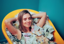 Zaradi TEH navad je račun na koncu meseca še vedno prazen Young person achieving financial independence and stability accumulating savings