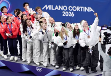 Zmagovalni selfi: ikonični trenutek na zmagovalnem odru in v kulturi stopa v svoje naslednje poglavje na Milano Cortina 2026 (Fotografija: David Ramos/Getty Images)