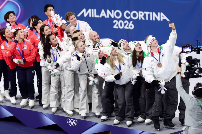 Zmagovalni selfi: ikonični trenutek na zmagovalnem odru in v kulturi stopa v svoje naslednje poglavje na Milano Cortina 2026