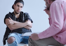 Centru za mladoletnike odobrili evropska sredstev: institucija za obravnavo mladoletnikov A withdrawn rebel young boy with behavioral and social disorders during his individual meeting with a psychotherapist.