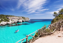 5 evropskih destinacij, kjer je morje videti kot na Maldivih Beautiful bay with sailing boats, Menorca island, Spain