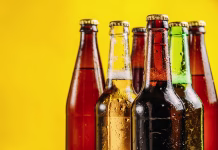 Zakaj so steklenice piva različnih barv in zakaj to ni naključje? Beer bottles with different colors of glass, chilled, with water droplets.