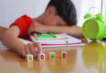 Je ADHD deden? Tako lahko proaktivno vplivate na otrokov razvoj child surrounded by books and notebooks frustrated, with the acronym ADHD, represents the disease Attention Deficit Disorder and the difficulties it entails in school life.