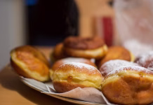 Naše babice so v testo za krofe dodajale eno skrivno sestavino: zato jim vedno uspejo mehki in ne vpijajo olja Donuts in the making.