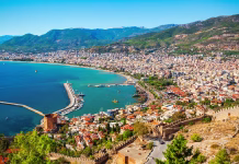 Top 10 Alanya: najlepše destinacije v Turčiji Kizil Kule Red Tower, Alanya castle and port aerial panoramic view in Alanya city, Antalya Province on the southern coast of Turkey