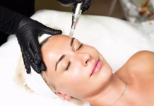 Ali sta microneedling in mezoterapija ista stvar? Microneedle RF lifting procedure. A cosmetologist performs a facial rejuvenation procedure on a woman. Hardware cosmetology.