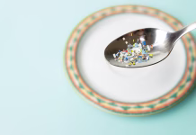 Opozorilo za vse: 8 vsakodnevnih živil, ki skrivajo milijone plastičnih delcev Microplastics in food. Problem of plastic particles in food, Concept, Health problems, cancer, kidney diseases and Environmental pollution. contaminated spoon and copy space.