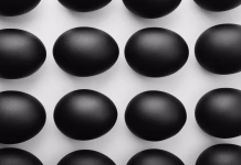 Zato bodo vsi občudovali vaša jajca! Najboljši nasvet za velikonočne pirhe 2026 Pattern of black easter eggs on white background. Easter minimalistic concept