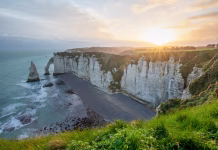 5 evropskih obal, kjer narava pokaže svojo surovo moč Picturesque panoramic landscape on the cliffs of Etretat. Natural amazing cliffs. Etretat, Normandy, France, La Manche or English Channel. Coast of the Pays de Caux area in sunny summer day. France