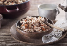 10 restavracij z najboljšo slovensko hrano – te bodo navduševale v letu 2026 Slovenian traditional dish buckwheat mush served with pan-fried pork cracklings and lard and bowl warm milk close up shoot