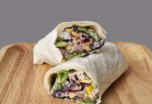 Recept za tuna wrap v 10 minutah: prosti čas vam bo hvaležen Tortilla wrap with tuna and vegetables on wooden plate