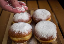 Pekovski trik za popolne krofe! V testo dodajte nekaj kapljic tega – mehki bodo, rahli in ne preveč mastni Woman hand sprinkle with powdered sugar homemade donuts
