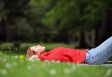Zakaj pride do spomladanske utrujenosti? Ta čas je vse bližje Woman resting lying on the grass in a park or forest