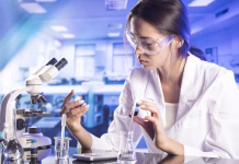 Prvi mesec doktorata: to je seznam stvari, ki jih morate opraviti že na začetku Young female scientist working in laboratory.