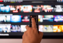 Pretočne vsebine prinašajo posledice, ki se jih mnogi ne zavedajo Browsing Movie On Streaming Media Service.