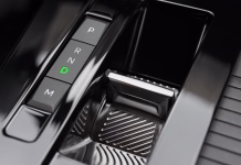Ali moramo avtomatski menjalnik na semaforju prestaviti v N? Close up of modern automatic transmission in D position (Drive)