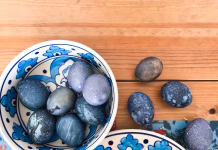 Kam z jajci, ki so ostala od velike noči? 5 idej in receptov Cosmic Easter eggs dyed in hibiscus tea for Orthodox Easter. Deep blue, purple, and marbled textures create a galaxy effect with natural dye for holiday Easter tradition. High quality photo