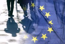 Evropski parlament potrdil sporni zakon o vračanju migrantov EU or European Union Flag and shadows of people, concept political picture