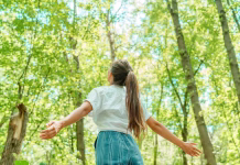 11 stvari za boljše zdravje, na katere prisega milijonar Bryan Johnson Free woman breathing clean air in nature forest. Happy girl from the back with open arms in happiness. Fresh outdoor woods, wellness healthy lifestyle concept.