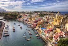 Neapelj: dvodnevni plan za popoln mediteranski pobeg From the Island of Procida, Bay of Naples, Italy