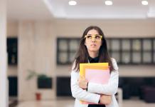 Nasveti za introvertirane: tako boste na delovnem mestu uspešnejši Funny nervous employee waiting for job interview