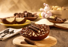 Velikonočna sladica, ki bo ukradla vso pozornost na mizi Gourmet easter egg, stuffed with cream and chocolate. Easter egg with pudding cream, Easter dessert. Easter concept.