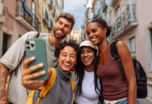To vam lahko pomaga pri iskanju prijateljev: Ugotovili so, koliko časa rabimo, da najdemo prijatelja Four young people taking a selfie