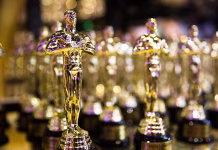 Oskarji 2026: Vse v znamenju Ena bitka za drugo in Grešniki Hollywood, CA/ USA - July 26, 2018: Oscar golden award in a souvenir store on Hollywood Boulevard. Success and victory concept