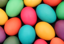 Trik za barvanje pirhov, s katerim ne boste umazali celotne kuhinje http://www.ufnal.pl/~bolek/feliks.szewczyk.info/foty/album35/easter.jpg