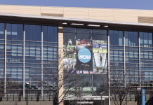 NCAA prihaja v našo bližino: kaj načrtuje univerzitetna košarka v regiji? Indianapolis - Circa February 2022: NCAA National Headquarters. The National Collegiate Athletic Association regulates the sports and athletic programs of many universities.