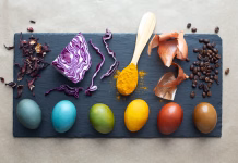 10 naravnih barvil za barvanje pirhov Natural dye for easter eggs - carcade, red cabbage, turmeric, onion skin and coffee. Homemade colored easter eggs with ingredients