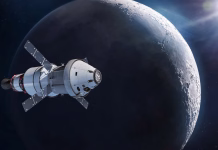 Artemis II – do Lune in spet nazaj! Orion spacecraft near Moon. Spaceship of Artemis mission with astronauts near Moon surface. Exploration of our satellite. Return on Moon. Elements of this image furnished by NASA (url: https://images-assets.nasa.gov/image/PIA00405/PIA00405~small.jpg https://www.nasa.gov/sites/default/files/styles/image_card_4x3_ratio/public/images/719829main_Orion_Arrays_02_full.jpg)