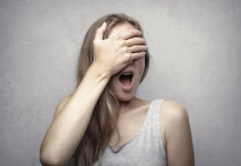 Fenomen FOMO – zakaj nas je strah, da nekaj zamujamo in kako se s tem spopasti? Ženska