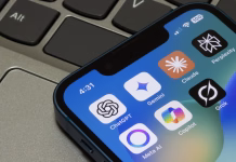 Koliko CO₂ stane eno vprašanje umetni inteligenci? – Primerjava ChatGPT, Gemini, Copilot in drugih Portland, OR, USA - May 2, 2025: Assorted AI apps, including ChatGPT, Gemini, Claude, Perplexity, Meta AI, Microsoft Copilot, and Grok, are seen on the screen of an iPhone.