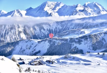 Razpis za mlade znanstvenike o raziskavah tem o Alpah Red hot air balloon in blue sky in french Alps by winter