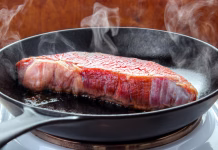 Meso se ne prijema več, ponev pa je kot nova: kuharji najprej na dno položijo eno stvar in pozabijo na drgnjenje Searing beef brisket steak on the electric stove with hot cast iron skillet