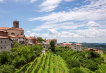 Slovenska Toskana, kjer diši po svobodi Smartno medieval village in Goriska Brda region, Slovenia.