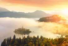 Razgled, ki osvaja Instagram: Slovenski biser je vredno obiskati večkrat Sunrise at lake Bled from Ojstrica viewpoint, Slovenia, Europe