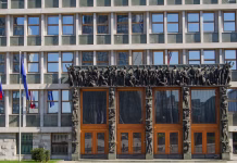 Kako bi bila videti nova vlada, če bi glasovali samo mladi? Nekaj zanimivih presenečenj The Slovenian Parliament (National Assembly) Building in Republic Square in downtown Ljubliana. The building was constructed between 1954 and 1959 and designed by the architect Vinko Glanz.