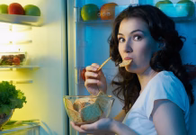 Tako preprečite nočne obiske hladilnika: 12 nasvetov, ki pomagajo a hungry girl opens the fridge