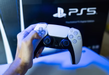 Sony zvišuje cene za PS5, kakšne so po novem Bangkok, Thailand - October 30, 2022: Gamer playing PlayStation 5 game console with DualSense controller.