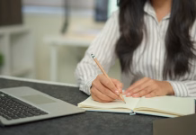 Mladinska knjiga nagradila prispevke mladih kritičark: to so zmagovalke natečaja Closeup businesswoman hand working with writing on notebook.