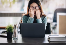 B12 ali magnezij: kaj zares pomaga, če ste brez energije? Concept Burnout Syndrome. Business Woman feels uncomfortable working. Which is caused by stress, accumulated from unsuccessful work And less resting body. Consult a specialist psychiatrist