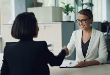 5 korakov do uspeha pri razgovoru: strategija, s katero boste od ponujenega delovnega mesta iztržili maksimum Good-looking young lady from human resources department is interviewing a female professional shaking hands then asking questions and writing. Employment and successful youth concept.